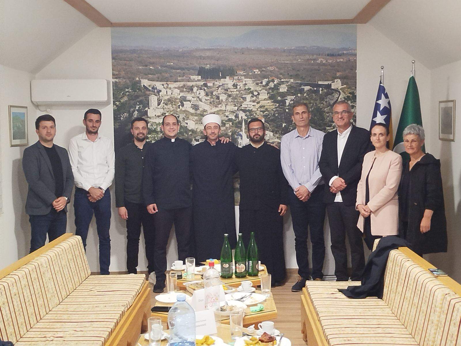 Zagrljeni imam, svećenik i sveštenik na zajedničkom iftaru u Čapljini